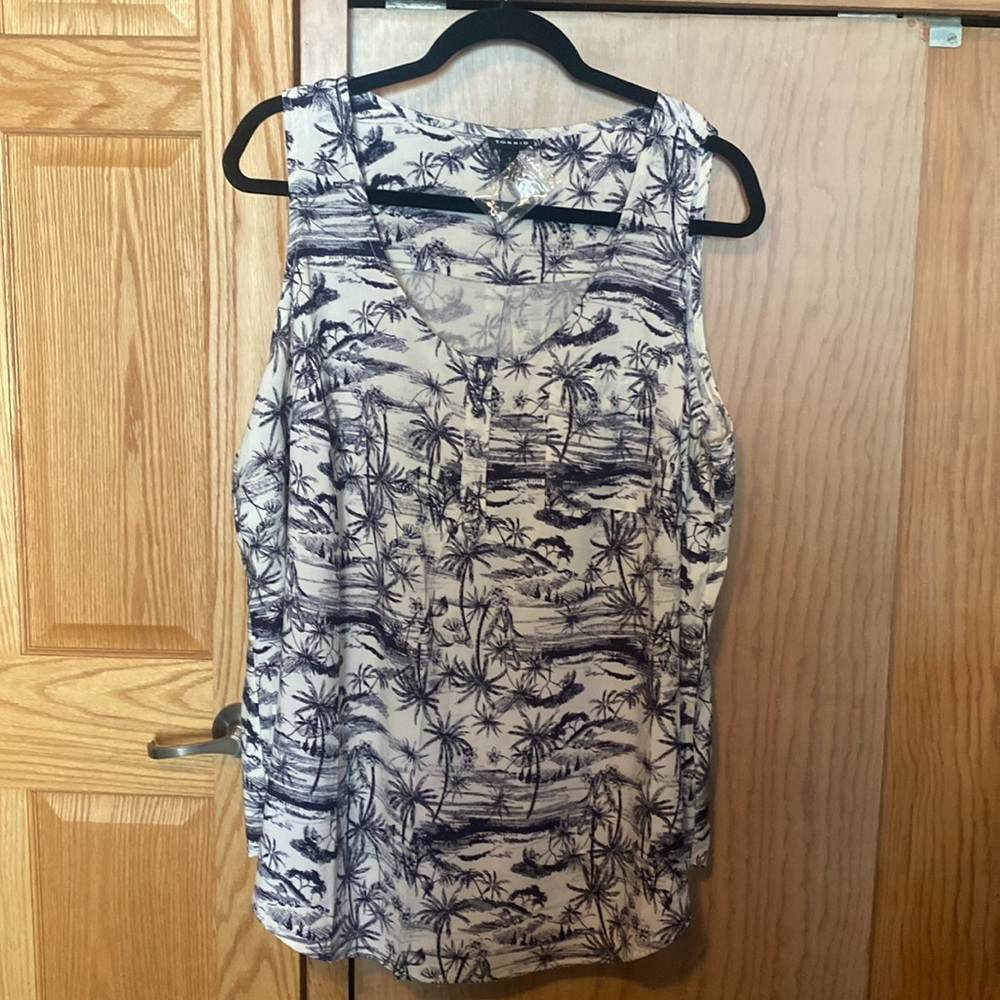 Torrid, size 1, tank top, buttons on the front with a pocket